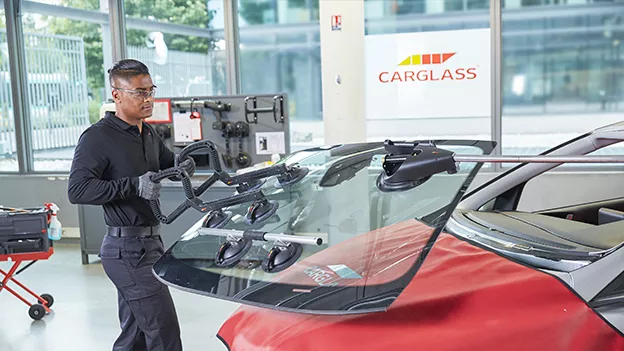 Réparation professionnelle de pare-brise par un technicien spécialisé chez Carglass.