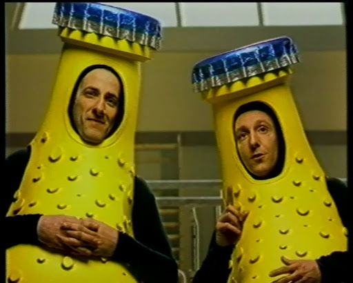Hommes bouteilles orangina