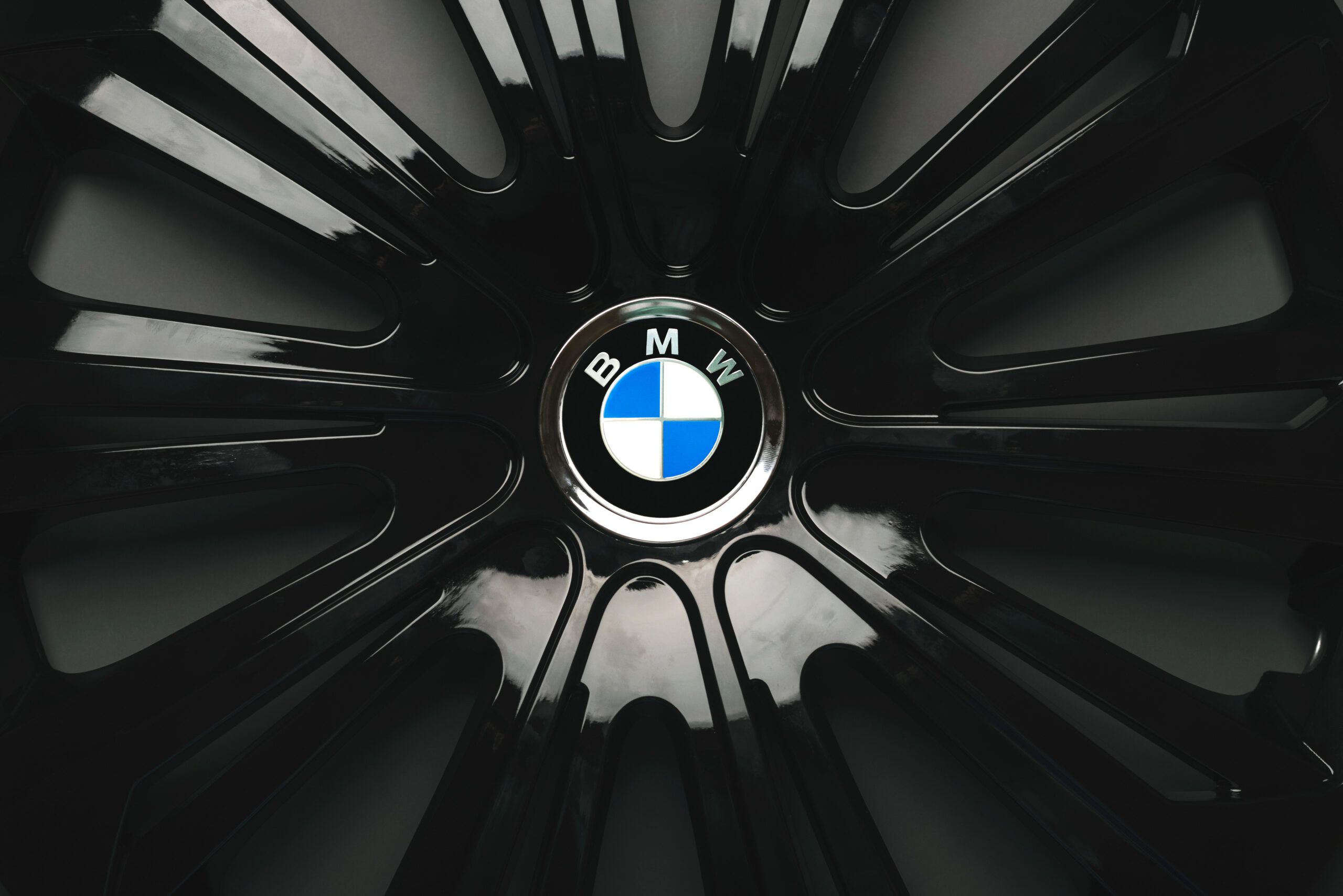logo bmw sur jante de voiture en gros plan.
