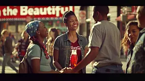 Scène urbaine joyeuse avec publicité Coca-Cola, interactions amicales en 2014.