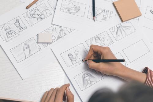 Processus créatif : croquis détaillés dun storyboard pour film.