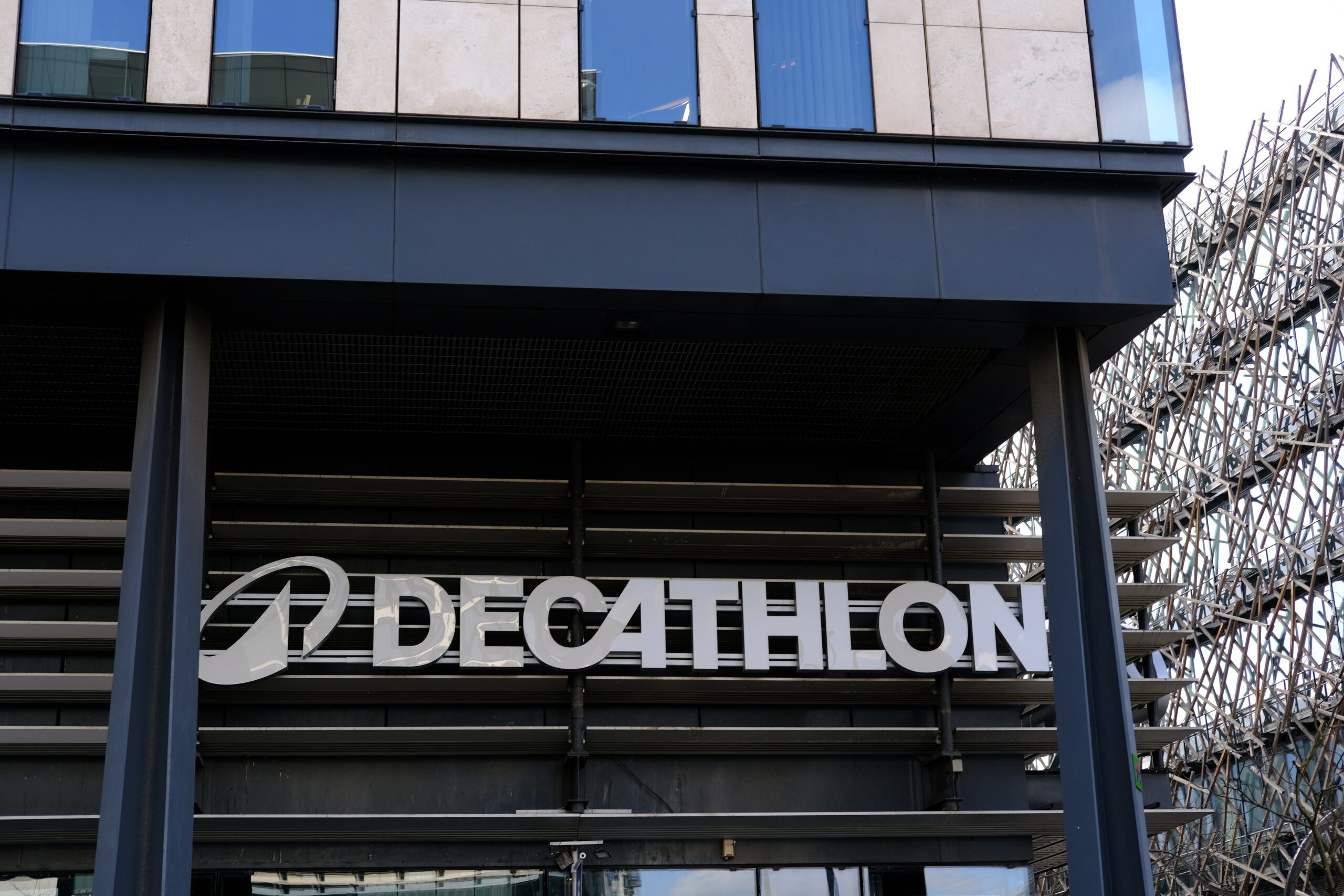 Logo moderne Decathlon, avenue de France, Paris.