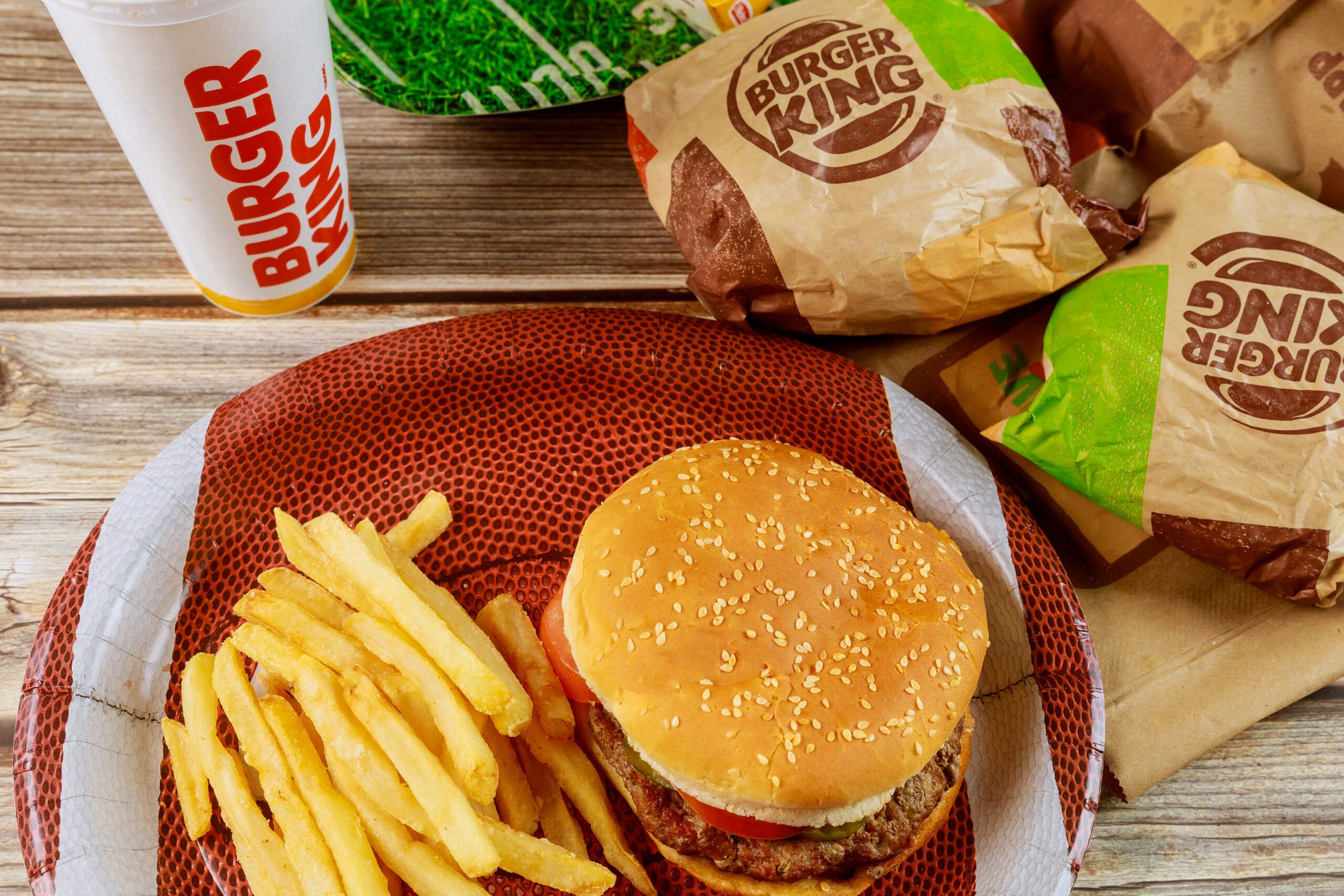 Repas Burger King avec hamburger et frites.