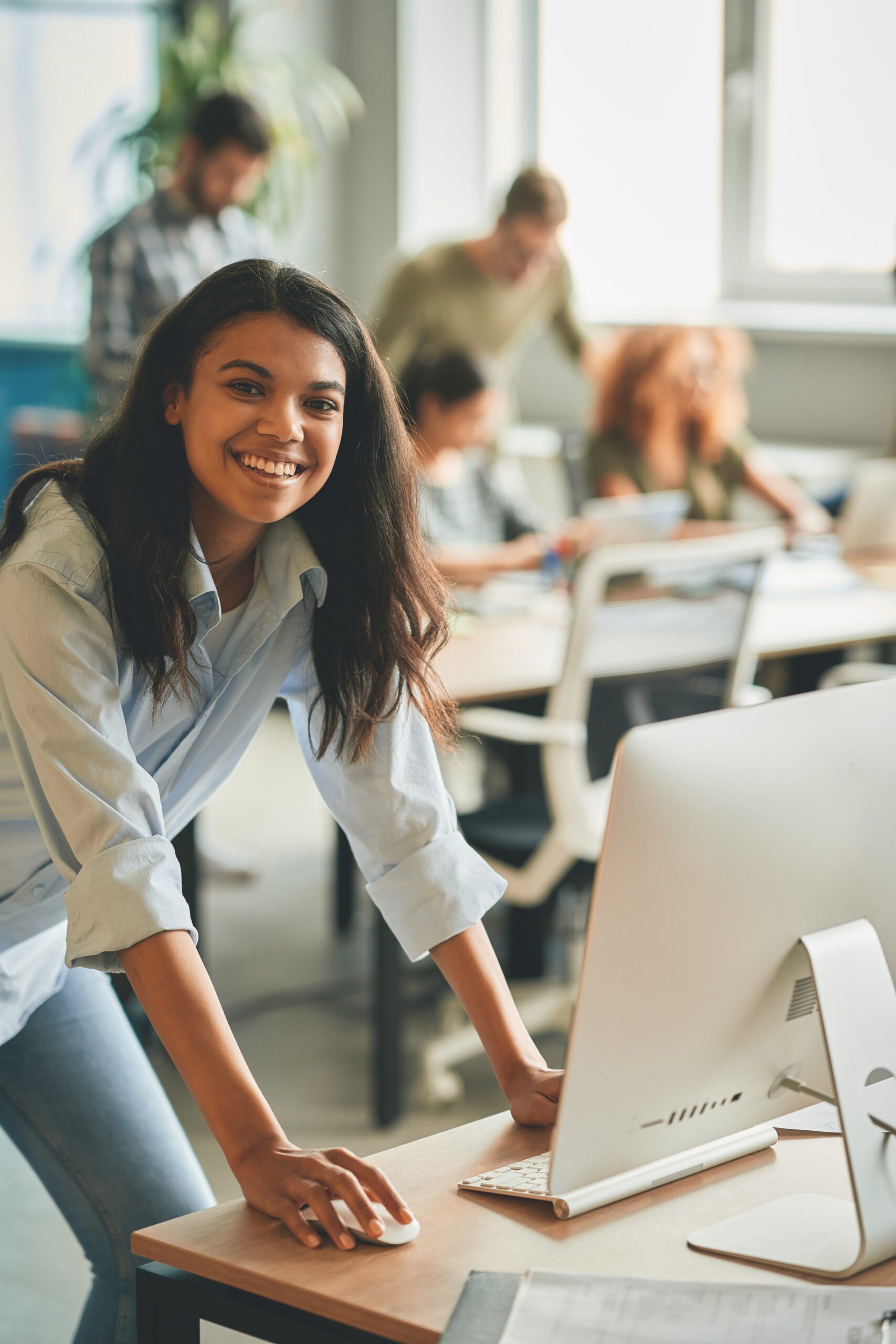 Bureau moderne pour jeunes professionnels ambitieux.