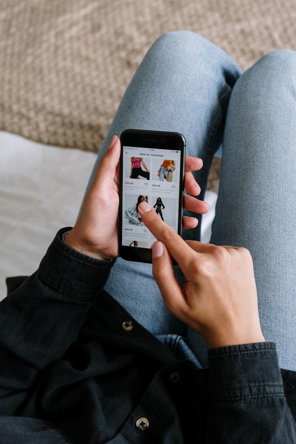Achats en ligne détente sur smartphone à la maison.