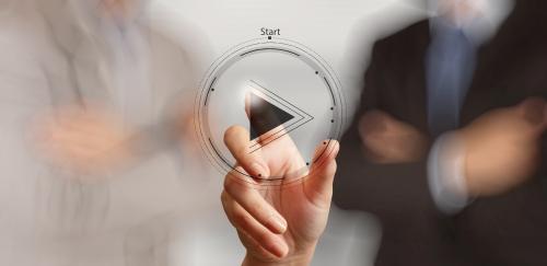 Lancer projet avec bouton lecture sur interface digitale.