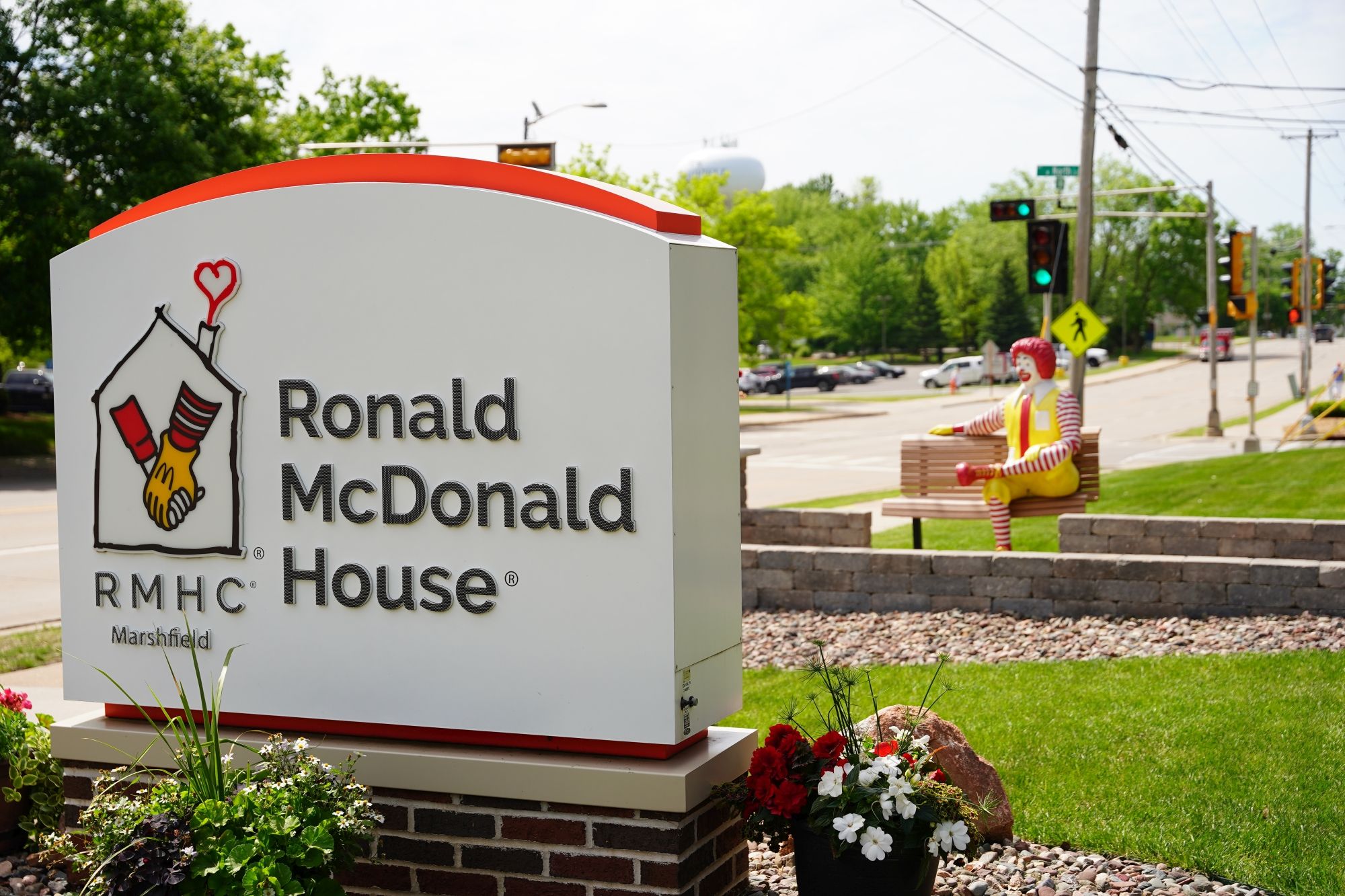 Panneau Ronald McDonald House et statue.