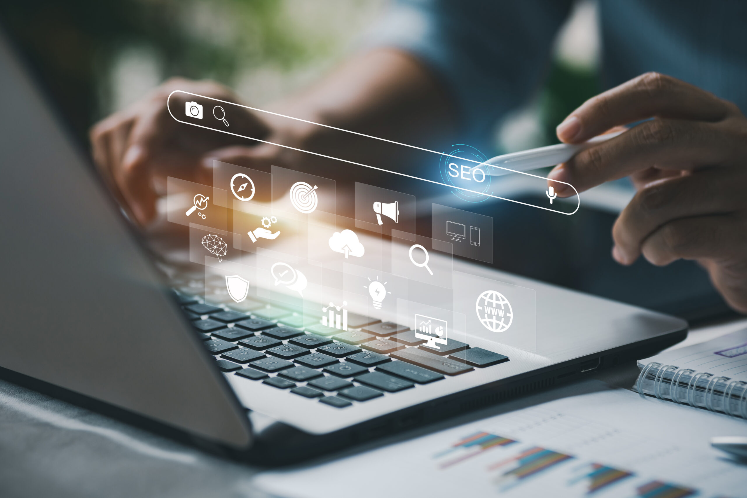 Travailleur SEO optimise contenu web avec interface SEO sur ordinateur portable.