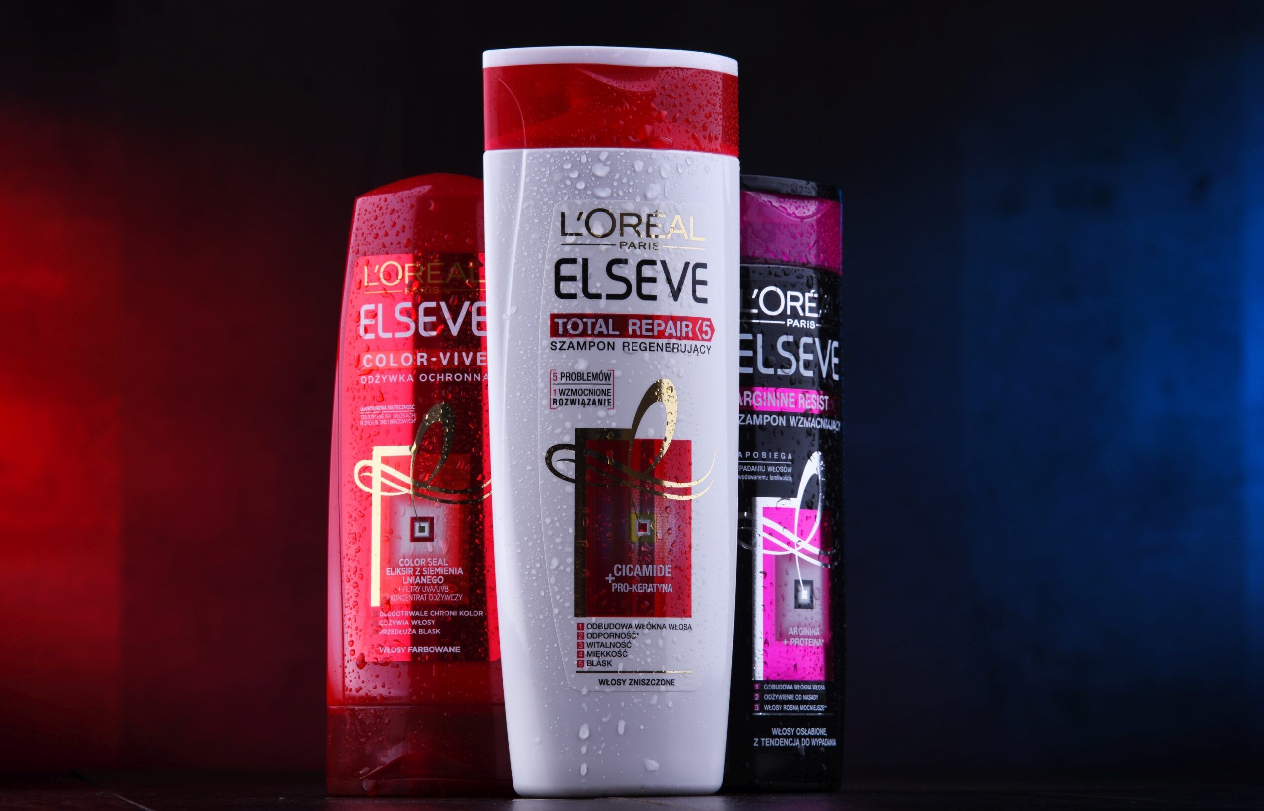 Trois bouteilles de shampooing L'Oréal Elsève.