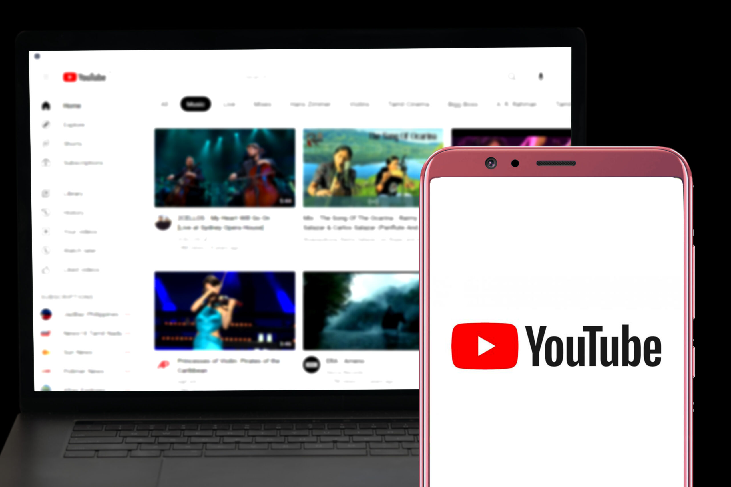 Scène numérique avec smartphone YouTube et ordinateur sur la page daccueil.